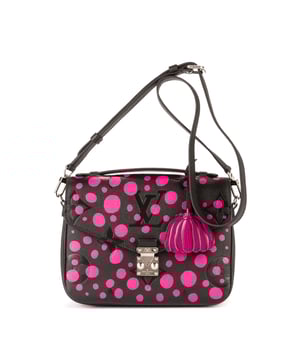 Louis Vuitton Taschen Ltd. Ed. Yayoi Kusama Giant Pochette Metis MM Umhängetasche und Schwarz/Fushia Beschichtete Leinwand und Silber hardware. Das Produkt ist auf in einwandfreiem Zustand (AA).
  Abmessungen: 25x18x7 cm 
  Zubehör inklusive: Removable Strap; Removable Pumpkin-shaped keychain; Dustbag
  
  BrandCo Paris hat seltene Artikel und die besten Konditionen zu unglaublichen Preisen vorgestellt. Geduld lohnt sich! Kaufen Sie mit Vertrauen: Alle Artikel von BrandCo Paris sind von unserem Expertenteam ausgewählt und authentisch.
  Alle Artikel enthalten ein Echtheitszertifikat und wurden von BrandCo Paris übernommen.
  Tabelle zur Klassifizierung des Artikelzustands
  N (wie neu)
  AA (perfekter Zustand)
  A (ausgezeichneter Zustand)
  AB (sehr guter Zustand)
  B (gut/mittelmäßig)
