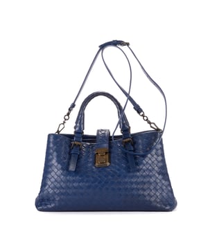 Bottega Veneta Bolsos Roma  Bolso de hombro en Marina Piel de becerro y Metal negro hardware. El producto esta en Excelentes Condiciones (A).
  Dimensiones: 31x19x15 cm 
  Accesorios incluidos: None
  Notas de Exterior: Cuero descolorido alrededor de las esquinas
Notas de Interior: Polvoriento, Marcas de manchas ligeras
  BrandCo Paris encuentra artículos raros y en las mejores condiciones a precios increíbles. ¡Vale la pena tener paciencia! Compra con confianza: todos los artículos de BrandCo Paris son seleccionados y autenticados cuidadosamente por nuestro equipo de expertos.
  Todos los artículos vienen con un certificado de autenticidad y un embalaje entregado por BrandCo Paris.
  Tabla de clasificación de la condición del artículo
  N (como nuevo)
  AA (perfecto estado)
  A (excelente estado)
  AB (muy buen estado)
  B (bueno/regular)