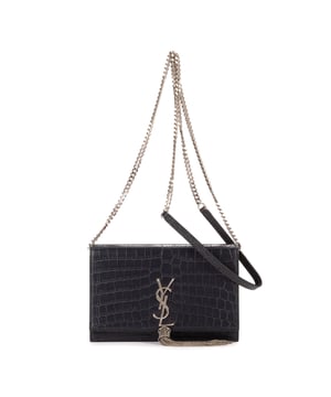 Yves Saint Laurent Bolsos Kate Tassel Small Bolso de hombro en Azul marino oscuro Piel de becerro y Plata hardware. El producto esta en Perfectas Condiciones (AA).
  Dimensiones: 19x12x3.5 cm 
  Accesorios incluidos: Strap
  Notas de Interior: Marca de clavos
Notas de Hardware: Arañazos
  BrandCo Paris encuentra artículos raros y en las mejores condiciones a precios increíbles. ¡Vale la pena tener paciencia! Compra con confianza: todos los artículos de BrandCo Paris son seleccionados y autenticados cuidadosamente por nuestro equipo de expertos.
  Todos los artículos vienen con un certificado de autenticidad y un embalaje entregado por BrandCo Paris.
  Tabla de clasificación de la condición del artículo
  N (como nuevo)
  AA (perfecto estado)
  A (excelente estado)
  AB (muy buen estado)
  B (bueno/regular)