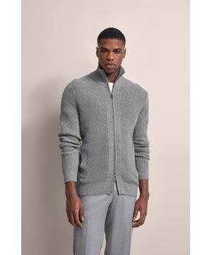 Erlebe gemütlichen Stil mit der bugatti Strickjacke in grober Perlfangstruktur. Dieses Modell aus einem hochwertigen Woll-Mix bietet mit dem modernen Stehkragen und praktischen Leistentaschen einen entspannten Look. Die Regular-Fit-Passform und Rippenbündchen sorgen für optimalen Tragekomfort.