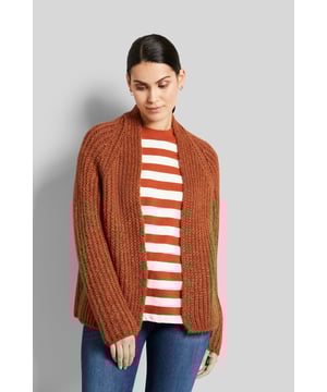 Dieser legere Cardigan aus einer Wollmischung kann besonders einfach kombiniert werden und passt zu fast jedem Kleidungsstück. Ob zum Kleid, über einem T-Shirt oder Rollkragenpullover, diese Strickjacke ist besonders vielseitig und spendet Wärme. Der grobe Strick passt besonders gut zur kalten Jahreszeit.