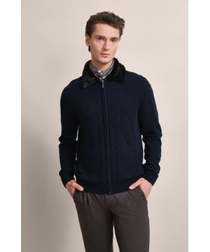 Maak een fashion statement met het bugatti vest - perfect voor frisse dagen. Dit vest is gemaakt van een warme wolmix en wordt gekenmerkt door de stijlvolle kraag van imitatiebont en het aantrekkelijke kabel- en ruitpatroon op de voorkant. Het vest is voorzien van een praktische ritssluiting en een comfortabele omgeslagen kraag en heeft een normale pasvorm. De geribde manchetten zorgen voor een perfecte pasvorm.