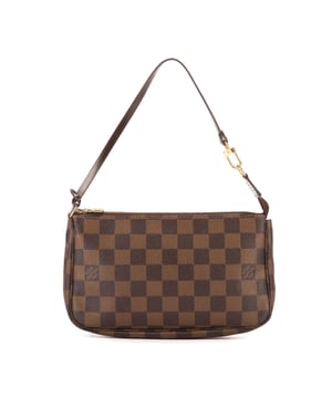 Louis Vuitton Accesorios Mini Pochette Mini Embrague en Marrón oscuro Lona recubierta y Latón dorado hardware. El producto esta en Perfectas Condiciones (AA).
  Dimensiones: 20.5x13x3.5 cm 
  Accesorios incluidos: Strap
  Notas de Hardware: Descolorido y rayones
  BrandCo Paris encuentra artículos raros y en las mejores condiciones a precios increíbles. ¡Vale la pena tener paciencia! Compra con confianza: todos los artículos de BrandCo Paris son seleccionados y autenticados cuidadosamente por nuestro equipo de expertos.
  Todos los artículos vienen con un certificado de autenticidad y un embalaje entregado por BrandCo Paris.
  Tabla de clasificación de la condición del artículo
  N (como nuevo)
  AA (perfecto estado)
  A (excelente estado)
  AB (muy buen estado)
  B (bueno/regular)