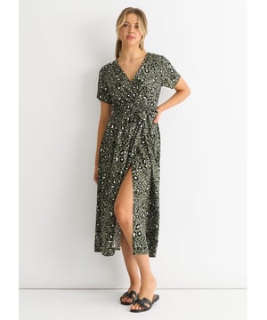 Geniet van de wilde elegantie van onze midi-jurk met korte mouwen en dierenprint aan de voorkant. Deze jurk is gemaakt van luxe stoffen en heeft een opvallend dierenprintontwerp en een flatterend silhouet met overslag aan de voorkant. Deze jurk is perfect voor elke gelegenheid en zorgt voor een gedurfde en verfijnde uitstraling.