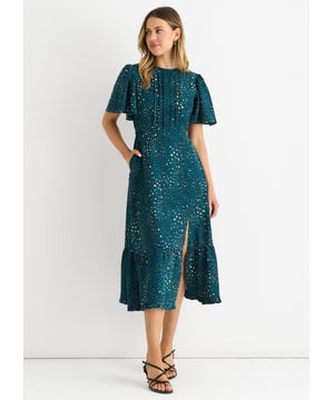 Ga voor een moeiteloze stijl met deze groene oversized midi-jurk met dierenprint en ruches. Het losse ontwerp met ruches biedt de hele dag comfort en maakt tegelijkertijd een gedurfd statement met een levendige dierenprint. Deze jurk is perfect voor informele uitjes en combineert een relaxte pasvorm met een opvallend patroon, zodat je je overal comfortabel en zelfverzekerd voelt.