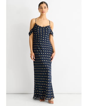 Deze marineblauwe maxi-jurk met watervalhals en afhangende mouwen biedt een perfecte mix van casual comfort en gedurfde stijl. Met een relaxte watervalhals en luchtige afhangende mouwen biedt deze jurk bewegingsvrijheid en een flatterende pasvorm. De subtiele foliedetails voegen een vleugje glans toe, waardoor deze jurk ideaal is voor zowel dagjes uit als avondevenementen. Omarm moeiteloze elegantie met deze comfortabele maar opvallende maxi-jurk.