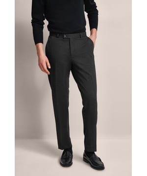 Ervaar stijlvolle flexibiliteit met de stretchbroek van bugatti. Deze elegante broek met Flexcity afwerking heeft een wigvormige, taps toelopende pasvorm en maximaal comfort. Praktische zakken met gekleurde voering en nette vouwen maken het chique ontwerp compleet. Perfect te combineren met het bijpassende jasje voor een complete look!