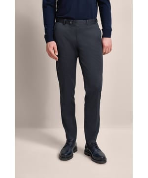 Ervaar elegantie en flexibiliteit met deze geplooide broek van bugatti. Deze elegante broek met stretchfunctie biedt optimaal comfort en bewegingsvrijheid dankzij Flexcity - met vouw, Franse zakken en achterzakken met knopen. De ministructuurprint zorgt voor een moderne touch. Perfect te combineren met het bijpassende jasje!