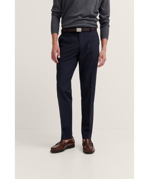 Met de bugatti modulaire broek in ¥tapered fit` profiteer je van een hoogwaardige wolmix en een fijne structuur. De klassieke vouw, steekzakken en achterzakken met knopen bieden functionaliteit en elegantie. Combineer deze broek moeiteloos met een bijpassend jasje voor een stijlvolle look.