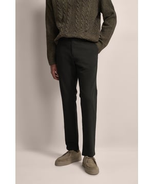 Entdecke die Flexibilität und den Stil der bugatti Chino aus einem elastischen Baumwoll-Mix. Diese moderne Hose bietet dank des Modern Fit eine körpernahe Passform, optimale Bewegungsfreiheit und schmiegt sich perfekt an. Ideal für den modebewussten Mann, der Wert auf Komfort und Eleganz legt!