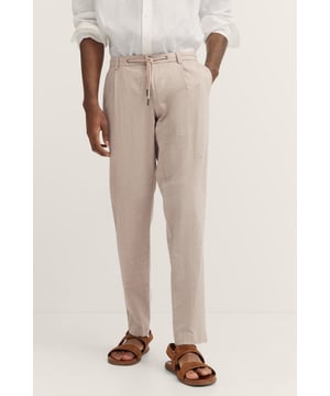 Erlebe optimalen Komfort und stilvolles Design mit der Bundfaltenhose von bugatti, gefertigt aus einem hochwertigen Baumwoll-Leinen-Mix mit einem Hauch von Elasthan für zusätzliche Beweglichkeit. Diese Hose im ´Tapered Fit` bietet eine elegante Silhouette ohne Bügelfalte und ist mit einem praktischen Reißverschluss sowie Knopf ausgestattet.