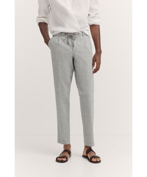 Ervaar optimaal comfort en stijlvol design met deze geplooide broek van bugatti, gemaakt van een hoogwaardige katoen/linnen mix met een vleugje elastaan voor extra flexibiliteit. Deze ¥tapered fit` broek biedt een elegant silhouet zonder vouw en is voorzien van een praktische rits en knoop.