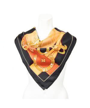 Hermès Accesorios Scarf  Bufanda en Negro/Naranja Seda y None hardware. El producto esta en Perfectas Condiciones (AA).
  Dimensiones: 90 cm
    Tamaño: None 
  Accesorios incluidos: Box
  
  BrandCo Paris encuentra artículos raros y en las mejores condiciones a precios increíbles. ¡Vale la pena tener paciencia! Compra con confianza: todos los artículos de BrandCo Paris son seleccionados y autenticados cuidadosamente por nuestro equipo de expertos.
  Todos los artículos vienen con un certificado de autenticidad y un embalaje entregado por BrandCo Paris.
  Tabla de clasificación de la condición del artículo
  N (como nuevo)
  AA (perfecto estado)
  A (excelente estado)
  AB (muy buen estado)
  B (bueno/regular)