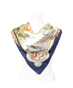 Hermès Accesorios Scarf  Bufanda en Azul marino/Dorado/Blanco/Verde Seda y None hardware. El producto esta en Perfectas Condiciones (AA).
  Dimensiones: 90 cm
    Tamaño: None 
  Accesorios incluidos: Box
  
  BrandCo Paris encuentra artículos raros y en las mejores condiciones a precios increíbles. ¡Vale la pena tener paciencia! Compra con confianza: todos los artículos de BrandCo Paris son seleccionados y autenticados cuidadosamente por nuestro equipo de expertos.
  Todos los artículos vienen con un certificado de autenticidad y un embalaje entregado por BrandCo Paris.
  Tabla de clasificación de la condición del artículo
  N (como nuevo)
  AA (perfecto estado)
  A (excelente estado)
  AB (muy buen estado)
  B (bueno/regular)