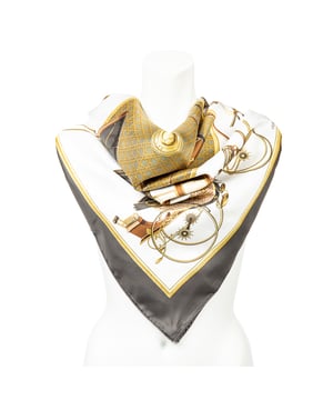 Hermès Accesorios Scarf  Bufanda en Verde oscuro/Marfil/Oro Seda y None hardware. El producto esta en Perfectas Condiciones (AA).
  Dimensiones: 90 cm
    Tamaño: None 
  Accesorios incluidos: None
  
  BrandCo Paris encuentra artículos raros y en las mejores condiciones a precios increíbles. ¡Vale la pena tener paciencia! Compra con confianza: todos los artículos de BrandCo Paris son seleccionados y autenticados cuidadosamente por nuestro equipo de expertos.
  Todos los artículos vienen con un certificado de autenticidad y un embalaje entregado por BrandCo Paris.
  Tabla de clasificación de la condición del artículo
  N (como nuevo)
  AA (perfecto estado)
  A (excelente estado)
  AB (muy buen estado)
  B (bueno/regular)