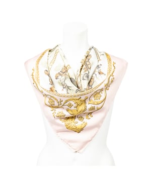 Hermès Accesorios Scarf  Bufanda en Rosa/Verde/Oro Seda y None hardware. El producto esta en Excelentes Condiciones (A).
  Dimensiones: 90 cm
    Tamaño: None 
  Accesorios incluidos: Box
  Notas de Exterior: Ligeras marcas de suciedad
  BrandCo Paris encuentra artículos raros y en las mejores condiciones a precios increíbles. ¡Vale la pena tener paciencia! Compra con confianza: todos los artículos de BrandCo Paris son seleccionados y autenticados cuidadosamente por nuestro equipo de expertos.
  Todos los artículos vienen con un certificado de autenticidad y un embalaje entregado por BrandCo Paris.
  Tabla de clasificación de la condición del artículo
  N (como nuevo)
  AA (perfecto estado)
  A (excelente estado)
  AB (muy buen estado)
  B (bueno/regular)