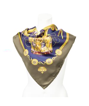 Hermès Accesorios Scarf  Bufanda en Verde oscuro/Azul marino/Oro Seda y None hardware. El producto esta en Perfectas Condiciones (AA).
  Dimensiones: 90 cm
    Tamaño: None 
  Accesorios incluidos: Box
  
  BrandCo Paris encuentra artículos raros y en las mejores condiciones a precios increíbles. ¡Vale la pena tener paciencia! Compra con confianza: todos los artículos de BrandCo Paris son seleccionados y autenticados cuidadosamente por nuestro equipo de expertos.
  Todos los artículos vienen con un certificado de autenticidad y un embalaje entregado por BrandCo Paris.
  Tabla de clasificación de la condición del artículo
  N (como nuevo)
  AA (perfecto estado)
  A (excelente estado)
  AB (muy buen estado)
  B (bueno/regular)
