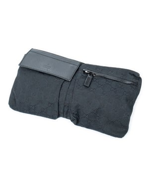 Gucci Bolsos Waist Pouch  Riñonera en Negro Lienzo y Plata hardware. El producto esta en Excelentes Condiciones (A).
  Dimensiones: 30x17x2 cm 
  Accesorios incluidos: Dustbag
  Notas de Exterior: Ligeros rasguños en el cuerpo exterior
  BrandCo Paris encuentra artículos raros y en las mejores condiciones a precios increíbles. ¡Vale la pena tener paciencia! Compra con confianza: todos los artículos de BrandCo Paris son seleccionados y autenticados cuidadosamente por nuestro equipo de expertos.
  Todos los artículos vienen con un certificado de autenticidad y un embalaje entregado por BrandCo Paris.
  Tabla de clasificación de la condición del artículo
  N (como nuevo)
  AA (perfecto estado)
  A (excelente estado)
  AB (muy buen estado)
  B (bueno/regular)