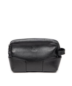 Loewe Accesorios Anagram Toiletry Pouch  Bolsa en Negro Piel de becerro y Plata hardware. El producto esta en Excelentes Condiciones (A).
  Dimensiones: 25.5x17x9 cm 
  Accesorios incluidos: Dustbag; Box
  Notas de Exterior: Ligeros rasguños en el cuerpo exterior, Ligeros rasguños en las esquinas inferiores
  BrandCo Paris encuentra artículos raros y en las mejores condiciones a precios increíbles. ¡Vale la pena tener paciencia! Compra con confianza: todos los artículos de BrandCo Paris son seleccionados y autenticados cuidadosamente por nuestro equipo de expertos.
  Todos los artículos vienen con un certificado de autenticidad y un embalaje entregado por BrandCo Paris.
  Tabla de clasificación de la condición del artículo
  N (como nuevo)
  AA (perfecto estado)
  A (excelente estado)
  AB (muy buen estado)
  B (bueno/regular)