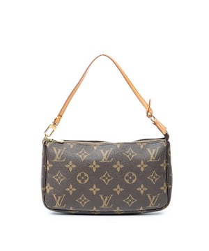 Louis Vuitton Accesorios Pochette Accessoires  Bolsa en Marrón Lona recubierta y Latón dorado hardware. El producto esta en Excelentes Condiciones (A).
  Dimensiones: 21x13x3 cm 
  Accesorios incluidos: None
  Notas de la correa/asa: Ligeras marcas de agua
  BrandCo Paris encuentra artículos raros y en las mejores condiciones a precios increíbles. ¡Vale la pena tener paciencia! Compra con confianza: todos los artículos de BrandCo Paris son seleccionados y autenticados cuidadosamente por nuestro equipo de expertos.
  Todos los artículos vienen con un certificado de autenticidad y un embalaje entregado por BrandCo Paris.
  Tabla de clasificación de la condición del artículo
  N (como nuevo)
  AA (perfecto estado)
  A (excelente estado)
  AB (muy buen estado)
  B (bueno/regular)
