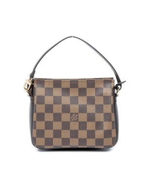 Louis Vuitton Accesorios Trousse Make Up Pouch  Bolsa en Marrón Lona recubierta y Latón dorado hardware. El producto esta en Perfectas Condiciones (AA).
  Dimensiones: 16x14x5 cm 
  Accesorios incluidos: None
  
  BrandCo Paris encuentra artículos raros y en las mejores condiciones a precios increíbles. ¡Vale la pena tener paciencia! Compra con confianza: todos los artículos de BrandCo Paris son seleccionados y autenticados cuidadosamente por nuestro equipo de expertos.
  Todos los artículos vienen con un certificado de autenticidad y un embalaje entregado por BrandCo Paris.
  Tabla de clasificación de la condición del artículo
  N (como nuevo)
  AA (perfecto estado)
  A (excelente estado)
  AB (muy buen estado)
  B (bueno/regular)