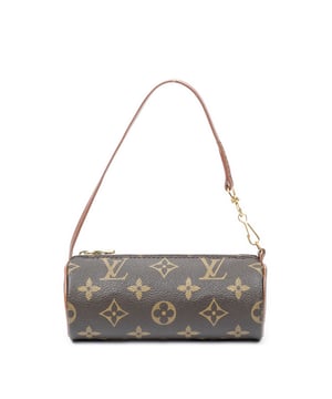 Louis Vuitton Accessoires Papillon Pouch  Buidel in de Bruin Gecoat canvas in de Gouden Messing  hardware. Het product is in In Uitstekende Staat (A).
  Afmetingen: 15.5x6x6 cm 
  Inclusief accessoires: None
  
  BrandCo Paris vindt zeldzame artikelen in de beste staat voor ongelooflijke prijzen. Het is de moeite waard om geduldig te zijn! Koop met vertrouwen: alle artikelen van BrandCo Paris worden zorgvuldig geselecteerd en geverifieerd door ons team van experts.

  Alle artikelen worden geleverd met een certificaat van echtheid en verpakt door BrandCo Paris.

  Classificatietabel voor de conditie van het artikel:

  N (als nieuw)
  AA (perfecte staat)
  A (uitstekende staat)
  AB (zeer goede staat)
  B (goede/redelijke staat)