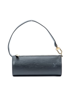 Louis Vuitton Accesorios Soufflot Pouch  Bolsa en Negro Piel de becerro y Latón dorado hardware. El producto esta en Excelentes Condiciones (A).
  Dimensiones: 15.5x6x6 cm 
  Accesorios incluidos: None
  Notas de la correa/asa: Ligera división en el extremo de la correa
  BrandCo Paris encuentra artículos raros y en las mejores condiciones a precios increíbles. ¡Vale la pena tener paciencia! Compra con confianza: todos los artículos de BrandCo Paris son seleccionados y autenticados cuidadosamente por nuestro equipo de expertos.
  Todos los artículos vienen con un certificado de autenticidad y un embalaje entregado por BrandCo Paris.
  Tabla de clasificación de la condición del artículo
  N (como nuevo)
  AA (perfecto estado)
  A (excelente estado)
  AB (muy buen estado)
  B (bueno/regular)