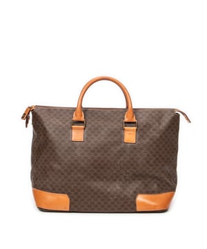 Celine Bolsos Weekender  Bolso en Marrón Lona recubierta y Oro hardware. El producto esta en Muy Buenas Condiciones (AB).
  Dimensiones: 39x32x22 cm 
  Accesorios incluidos: Luggage Tag; Cadenas; Keys in Clochette
  Notas de Exterior: Ligeras marcas de suciedad
Notas de Interior: Olor a cigarrillo, Ligeras marcas de suciedad
Notas de la correa/asa: Usado
  BrandCo Paris encuentra artículos raros y en las mejores condiciones a precios increíbles. ¡Vale la pena tener paciencia! Compra con confianza: todos los artículos de BrandCo Paris son seleccionados y autenticados cuidadosamente por nuestro equipo de expertos.
  Todos los artículos vienen con un certificado de autenticidad y un embalaje entregado por BrandCo Paris.
  Tabla de clasificación de la condición del artículo
  N (como nuevo)
  AA (perfecto estado)
  A (excelente estado)
  AB (muy buen estado)
  B (bueno/regular)