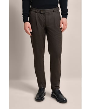 Verleihe deiner Garderobe einen modernen Touch mit der bugatti Bundfaltenhose! Diese Hose mit Elasthananteil sorgt für Komfort und Bewegungsfreiheit. Tapered Fit garantiert eine keilförmige Passform, die durch praktische Gürtelschlaufen und Taschen ergänzt wird. Ein zeitloses Must-have für jeden modischen Mann!