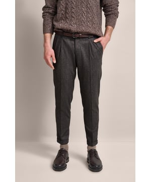 Erlebe den Komfort und den Stil der bugatti Bundfaltenhose! Hergestellt aus einem weichen Woll-Mix, bietet diese Hose eine besonders softe Haptik und sorgt mit ihrer Bügelfalte für einen eleganten Look. Französische Taschen und Pattentaschen bieten Funktionalität.