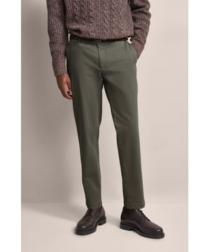 Geniet van comfort en stijl met de bugatti casual broek, perfect voor de moderne man. Hij is gemaakt van een flexibele katoen-elastaanmix en biedt bewegingsvrijheid en een comfortabele pasvorm. Met praktische riemlussen, Franse zakken en een paspelzak voor je essentials - de ideale keuze voor je actieve dagelijkse leven!