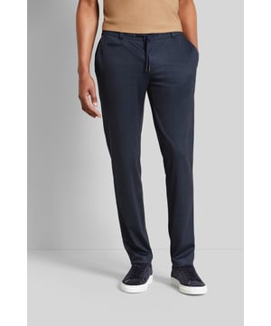 Diese Chino für den Sommer überzeugt nicht nur durch ihr ansprechendes Design, sondern punktet besonders in Bezug auf Beweglichkeit und Tragekomfort. Der eingearbeitete Elasthananteil und die Flexcity-Ausstattung machen diese Hose zu einem echten Highlight. Mit einem Gummizug und einem Kordelzug bietet die Chino eine individuelle Passform. Die sportlich-schmale Silhouette durch den Slim-Fit-Schnitt verleiht ihr eine moderne Ästhetik.