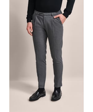 Voel het verschil met de bugatti bandplooibroek in een moderne flanellen look en zachte touch. Deze broek combineert stijl met comfort dankzij het elastaangehalte en een wigvormige, slank toelopende pasvorm. Uitgerust met zakken en praktische riemlussen biedt hij comfort en functionaliteit.