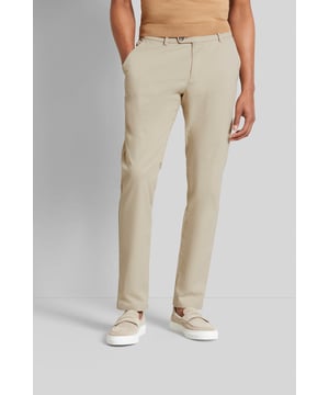 Deze moderne chino's zijn gemaakt van een elastische katoenmix en hebben een modieus silhouet. Het materiaal is duurzaam en gemakkelijk te onderhouden. Praktische riemlussen maken de look compleet.