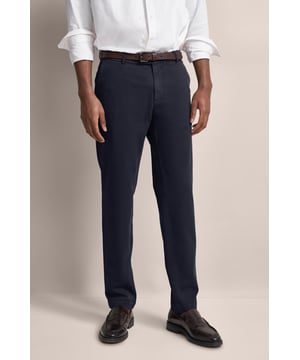 Genieße Komfort und Stil mit der bugatti Freizeithose, perfekt für den modernen Mann. Aus einem flexiblen Baumwoll-Elasthan-Mix gefertigt, bietet sie Bewegungsfreiheit und eine bequeme Passform. Ausgestattet mit praktischen Gürtelschlaufen sowie französischen Taschen und einer Leistentasche für deine Essentials - die ideale Wahl für deinen aktiven Alltag!