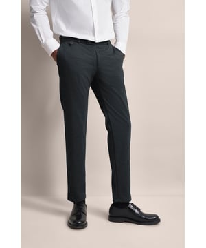 Erlebe die moderne bugatti Chino - perfekt für den stilbewussten Mann. Ihr Baumwoll-Elasthan-Mix sorgt für eine körpernahe Passform durch Modern Fit und bietet dank Flexcity-Ausstattung optimalen Komfort. Versehen mit Doppelpaspeltaschen, französischen Taschen und Uhrtasche, erfüllt sie alle praktischen Anforderungen.
