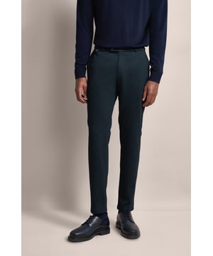 Erlebe die moderne bugatti Chino - perfekt für den stilbewussten Mann. Ihr Baumwoll-Elasthan-Mix sorgt für eine körpernahe Passform durch Modern Fit und bietet dank Flexcity-Ausstattung optimalen Komfort. Versehen mit Doppelpaspeltaschen, französischen Taschen und Uhrtasche, erfüllt sie alle praktischen Anforderungen.