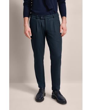 Verleihe deiner Garderobe einen modernen Touch mit der bugatti Bundfaltenhose! Diese Hose mit Elasthananteil sorgt für Komfort und Bewegungsfreiheit. Tapered Fit garantiert eine keilförmige Passform, die durch praktische Gürtelschlaufen und Taschen ergänzt wird. Ein zeitloses Must-have für jeden modischen Mann!