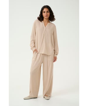 Deze damesblouse heeft een losse pasvorm met V-hals en lange mouwen. De lichtgewicht stof en knoopsluiting zorgen voor comfort en veelzijdigheid.  Fijne was 30°, niet bleken, niet in de droger drogen, Druipnat ophangen in de schaduw, warm strijken max. 150° C, Droogreiniging  70% Viscose (LivaEco™),30% Linnen