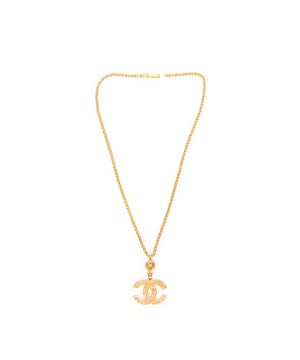 Chanel Bisutería CC Logo Ball Pendant Chain Necklace  Collar en Oro Acero inoxidable sin níquel y Chapado en oro hardware. El producto esta en Perfectas Condiciones (AA).
  Longitud de la cadena: 40 cm
  Ancho del colgante: 7 cm
  Altura del colgante: 5.5 cm 
  Accesorios incluidos: None
  
  BrandCo Paris encuentra artículos raros y en las mejores condiciones a precios increíbles. ¡Vale la pena tener paciencia! Compra con confianza: todos los artículos de BrandCo Paris son seleccionados y autenticados cuidadosamente por nuestro equipo de expertos.
  Todos los artículos vienen con un certificado de autenticidad y un embalaje entregado por BrandCo Paris.
  Tabla de clasificación de la condición del artículo
  N (como nuevo)
  AA (perfecto estado)
  A (excelente estado)
  AB (muy buen estado)
  B (bueno/regular)