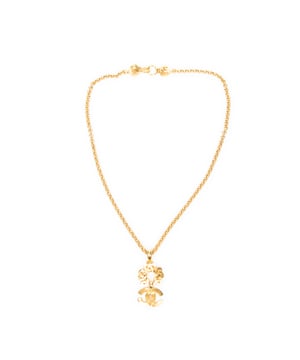 Chanel Bisutería CC Pendant Chain Necklace  Collar en Oro Acero inoxidable sin níquel y Chapado en oro hardware. El producto esta en Excelentes Condiciones (A).
  Longitud de la cadena: 37 cm
  Ancho del colgante: 5.5 cm
  Altura del colgante: 3.5 cm 
  Accesorios incluidos: None
  
  BrandCo Paris encuentra artículos raros y en las mejores condiciones a precios increíbles. ¡Vale la pena tener paciencia! Compra con confianza: todos los artículos de BrandCo Paris son seleccionados y autenticados cuidadosamente por nuestro equipo de expertos.
  Todos los artículos vienen con un certificado de autenticidad y un embalaje entregado por BrandCo Paris.
  Tabla de clasificación de la condición del artículo
  N (como nuevo)
  AA (perfecto estado)
  A (excelente estado)
  AB (muy buen estado)
  B (bueno/regular)