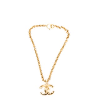 Chanel Bisutería CC Pendant Chain Necklace  Collar en Oro Acero inoxidable sin níquel y Chapado en oro hardware. El producto esta en Excelentes Condiciones (A).
  Longitud de la cadena: 25 cm
  Ancho del colgante: 3 cm
  Altura del colgante: 4 cm 
  Accesorios incluidos: None
  
  BrandCo Paris encuentra artículos raros y en las mejores condiciones a precios increíbles. ¡Vale la pena tener paciencia! Compra con confianza: todos los artículos de BrandCo Paris son seleccionados y autenticados cuidadosamente por nuestro equipo de expertos.
  Todos los artículos vienen con un certificado de autenticidad y un embalaje entregado por BrandCo Paris.
  Tabla de clasificación de la condición del artículo
  N (como nuevo)
  AA (perfecto estado)
  A (excelente estado)
  AB (muy buen estado)
  B (bueno/regular)