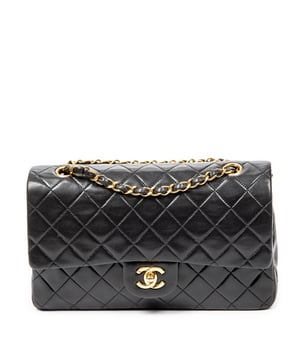 Chanel Bolsos Classic Double Flap 26 Bolso de hombro en Negro Piel de becerro y Oro hardware. El producto esta en Excelentes Condiciones (A).
  Dimensiones: 25.5x16x7.5 cm 
  Accesorios incluidos: Sticker; Card
  Notas de Exterior: Ligeros rasguños en el cuerpo exterior
  BrandCo Paris encuentra artículos raros y en las mejores condiciones a precios increíbles. ¡Vale la pena tener paciencia! Compra con confianza: todos los artículos de BrandCo Paris son seleccionados y autenticados cuidadosamente por nuestro equipo de expertos.
  Todos los artículos vienen con un certificado de autenticidad y un embalaje entregado por BrandCo Paris.
  Tabla de clasificación de la condición del artículo
  N (como nuevo)
  AA (perfecto estado)
  A (excelente estado)
  AB (muy buen estado)
  B (bueno/regular)