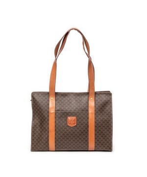 Celine Bolsos Zip Shopping Tote  Bolso de hombro en Marrón Lona recubierta y Oro hardware. El producto esta en Muy Buenas Condiciones (AB).
  Dimensiones: 39.5x28x11.5 cm 
  Accesorios incluidos: None
  Notas de Exterior: Ligeras marcas de agua en vachetta
Notas de la correa/asa: Usado
  BrandCo Paris encuentra artículos raros y en las mejores condiciones a precios increíbles. ¡Vale la pena tener paciencia! Compra con confianza: todos los artículos de BrandCo Paris son seleccionados y autenticados cuidadosamente por nuestro equipo de expertos.
  Todos los artículos vienen con un certificado de autenticidad y un embalaje entregado por BrandCo Paris.
  Tabla de clasificación de la condición del artículo
  N (como nuevo)
  AA (perfecto estado)
  A (excelente estado)
  AB (muy buen estado)
  B (bueno/regular)