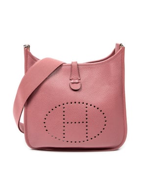 Hermès Bolsos Evelyne III PM Bolso de hombro en Bois de Rose Piel de becerro y Paladio hardware. El producto esta en Excelentes Condiciones (A).
  Dimensiones: 29x30x8 cm 
  Accesorios incluidos: Strap
  
  BrandCo Paris encuentra artículos raros y en las mejores condiciones a precios increíbles. ¡Vale la pena tener paciencia! Compra con confianza: todos los artículos de BrandCo Paris son seleccionados y autenticados cuidadosamente por nuestro equipo de expertos.
  Todos los artículos vienen con un certificado de autenticidad y un embalaje entregado por BrandCo Paris.
  Tabla de clasificación de la condición del artículo
  N (como nuevo)
  AA (perfecto estado)
  A (excelente estado)
  AB (muy buen estado)
  B (bueno/regular)
