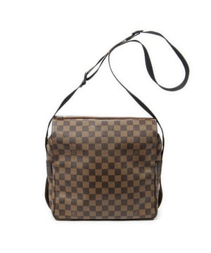 Louis Vuitton Tassen Naviglio  Schoudertas in de Bruin Gecoat canvas in de Gouden Messing  hardware. Het product is in In Zeer Goede Staat (AB).
  Afmetingen: 28x26x14 cm 
  Inclusief accessoires: None
  Opmerkingen over de buitenkant: Lichte slijtage op de hoeken, slijtage op de onderkant van het leer
Opmerkingen over de binnenkant: Licht versleten voering
  BrandCo Paris vindt zeldzame artikelen in de beste staat voor ongelooflijke prijzen. Het is de moeite waard om geduldig te zijn! Koop met vertrouwen: alle artikelen van BrandCo Paris worden zorgvuldig geselecteerd en geverifieerd door ons team van experts.

  Alle artikelen worden geleverd met een certificaat van echtheid en verpakt door BrandCo Paris.

  Classificatietabel voor de conditie van het artikel:

  N (als nieuw)
  AA (perfecte staat)
  A (uitstekende staat)
  AB (zeer goede staat)
  B (goede/redelijke staat)