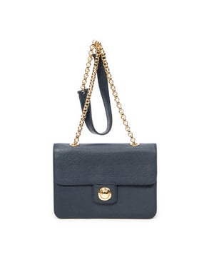 Chloé Tassen Vintage Chain Flap  Schoudertas in de Marine Kalfsleer in de Goud  hardware. Het product is in In Uitstekende Staat (A).
  Afmetingen: 22x16x5 cm 
  Inclusief accessoires: Mirror
  Opmerkingen over de binnenkant: Lichte vlekken
  BrandCo Paris vindt zeldzame artikelen in de beste staat voor ongelooflijke prijzen. Het is de moeite waard om geduldig te zijn! Koop met vertrouwen: alle artikelen van BrandCo Paris worden zorgvuldig geselecteerd en geverifieerd door ons team van experts.

  Alle artikelen worden geleverd met een certificaat van echtheid en verpakt door BrandCo Paris.

  Classificatietabel voor de conditie van het artikel:

  N (als nieuw)
  AA (perfecte staat)
  A (uitstekende staat)
  AB (zeer goede staat)
  B (goede/redelijke staat)