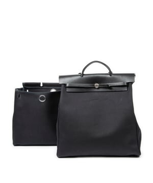 Hermès Taschen Herbag 2 in 1 MM Umhängetasche und Schwarz Leinwand und Palladium hardware. Das Produkt ist auf in sehr gutem Zustand (AB).
  Abmessungen: 39x39x15 cm 
  Zubehör inklusive: Strap; Interchangeable Bag; Stopper; Cadenas; Keys in Clochette; Box
  
  BrandCo Paris hat seltene Artikel und die besten Konditionen zu unglaublichen Preisen vorgestellt. Geduld lohnt sich! Kaufen Sie mit Vertrauen: Alle Artikel von BrandCo Paris sind von unserem Expertenteam ausgewählt und authentisch.
  Alle Artikel enthalten ein Echtheitszertifikat und wurden von BrandCo Paris übernommen.
  Tabelle zur Klassifizierung des Artikelzustands
  N (wie neu)
  AA (perfekter Zustand)
  A (ausgezeichneter Zustand)
  AB (sehr guter Zustand)
  B (gut/mittelmäßig)