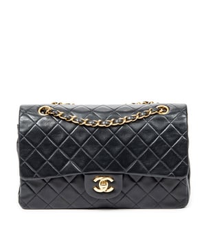 Chanel Bolsos Classic Double Flap 26 Bolso de hombro en Negro Piel de becerro y Oro hardware. El producto esta en Excelentes Condiciones (A).
  Dimensiones: 25.5x16x7.5 cm 
  Accesorios incluidos: Sticker
  Notas de Interior: Ligeros rasguños en el forro
  BrandCo Paris encuentra artículos raros y en las mejores condiciones a precios increíbles. ¡Vale la pena tener paciencia! Compra con confianza: todos los artículos de BrandCo Paris son seleccionados y autenticados cuidadosamente por nuestro equipo de expertos.
  Todos los artículos vienen con un certificado de autenticidad y un embalaje entregado por BrandCo Paris.
  Tabla de clasificación de la condición del artículo
  N (como nuevo)
  AA (perfecto estado)
  A (excelente estado)
  AB (muy buen estado)
  B (bueno/regular)