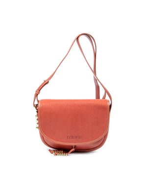 Loewe Bolsos Velasquez Flap Crossbody  Bolso de hombro en Rojo Piel de becerro y Oro hardware. El producto esta en Excelentes Condiciones (A).
  Dimensiones: 20x18x3 cm 
  Accesorios incluidos: Dustbag
  Notas de la correa/asa: Ligeras arrugas
  BrandCo Paris encuentra artículos raros y en las mejores condiciones a precios increíbles. ¡Vale la pena tener paciencia! Compra con confianza: todos los artículos de BrandCo Paris son seleccionados y autenticados cuidadosamente por nuestro equipo de expertos.
  Todos los artículos vienen con un certificado de autenticidad y un embalaje entregado por BrandCo Paris.
  Tabla de clasificación de la condición del artículo
  N (como nuevo)
  AA (perfecto estado)
  A (excelente estado)
  AB (muy buen estado)
  B (bueno/regular)